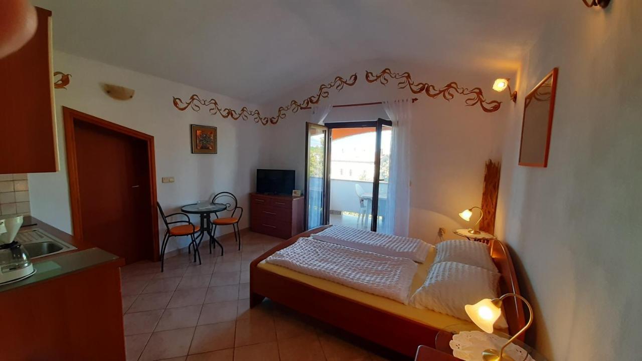 Villa Linet Funtana Bagian luar foto